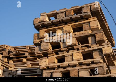 Euro-Holzpaletten für den Transport von Waren an Kunden. Gebrauchte Holzpaletten im Lagerhaus Holzpalette überlappen. Stockfoto