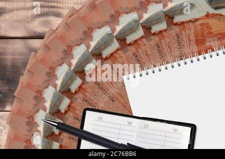 50 Kanadische Dollar Scheine Fächer und Notizblock mit Kontaktbuch und schwarzem Stift. Konzept der Finanzplanung und Geschäftsstrategie. Rechnungslegung und Investitionen Stockfoto