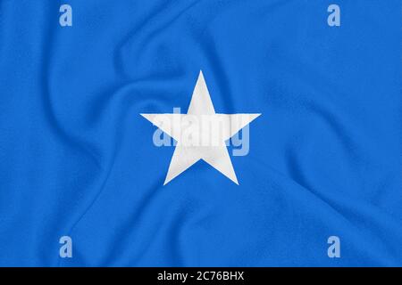 Flagge Somalias auf strukturiertem Stoff. Patriotisches Symbol Stockfoto