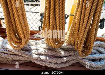 Seile und Taue-Marine Takelungausrüstung. Stockfoto