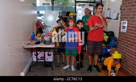 Tageslager. Brooklyn, NY. Kinder im Spiel in Kostümen mit Lehrer anwesend. Stockfoto