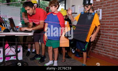 Tageslager. Brooklyn, NY. Kinder im Spiel in Kostümen mit Lehrer anwesend. Stockfoto