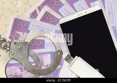 100 philippinische Piso Rechnungen und Smartphone mit Polizei Handschellen. Konzept von Hackern Phishing-Angriffe, illegale Betrug oder Online-Spyware Soft-Distribution Stockfoto