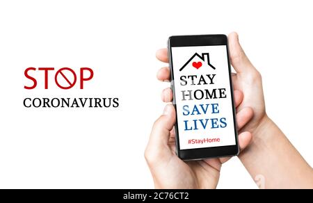 Mann Hand mit Handy mit Stay Home Herausforderung. Bleiben Sie während der Coronavirus-Pandemie zu Hause. Bleiben Sie zu Hause Tipps, um Coronavirus COVID-19 zu stoppen Stockfoto
