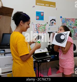 Tageslager. Brooklyn, NY. Mädchen zeigt Kunstwerke für Lehrer. Stockfoto