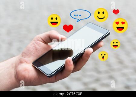 Mann, der sein Mobiltelefon im Freien benutzt, Nahaufnahme. Stockfoto