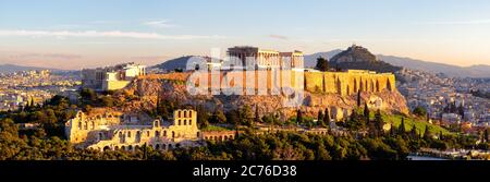 Panorama von Athen mit Akropolis Hügel bei Sonnenuntergang, Griechenland. Die Akropolis von Athen befindet sich auf einem felsigen Ausbiss über der Stadt Athen und enthält die Stockfoto