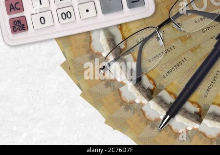 100 Kanadische Dollar Rechnungen Fächer und Rechner mit Brille und Stift. Geschäftskredit oder Steuerzahlung Saisonkonzept. Finanzplanung Stockfoto
