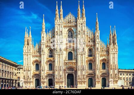 Blick auf den berühmten Mailänder Dom (Duomo di Milano) auf der piazza in Mailand, Italien Stockfoto