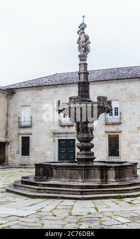 Brunnen der Schlösser am Largo do Paco Platz, Hof des Bischofspalastes im historischen Teil von Braga, eine der ältesten Städte in Portugal. Stockfoto
