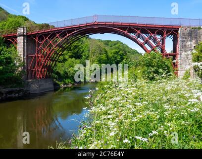 Die Iron Bridge über den Fluss Severn bei Ironbridge, Shropshire. Stockfoto