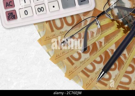 100 Kanadische Dollar Rechnungen Fächer und Rechner mit Brille und Stift. Geschäftskredit oder Steuerzahlung Saisonkonzept. Finanzplanung Stockfoto