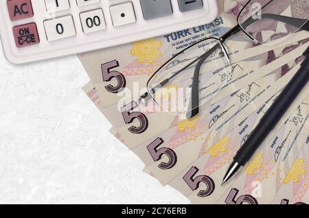 5 Türkische Lira Rechnungen Ventilator und Rechner mit Brille und Stift. Geschäftskredit oder Steuerzahlung Saisonkonzept. Finanzplanung Stockfoto