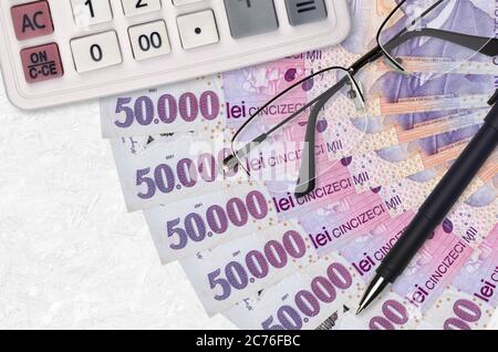 50000 Rumänisch Leu Rechnungen Ventilator und Rechner mit Brille und Stift. Geschäftskredit oder Steuerzahlung Saisonkonzept. Finanzplanung Stockfoto