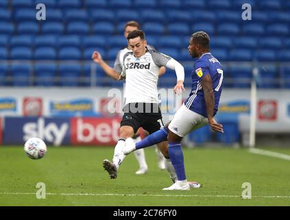 Tom Lawrence von Derby County (links) und Leandro Bacuna von Cardiff City kämpfen während des Sky Bet Championship-Spiels im Cardiff City Stadium um den Ball. Stockfoto