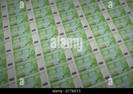 100 Euro Scheine gedruckt in illegalen Geldförderband. Collage von vielen gefälschten Rechnungen. Konzept der Fälscher Massenarbeit Stockfoto