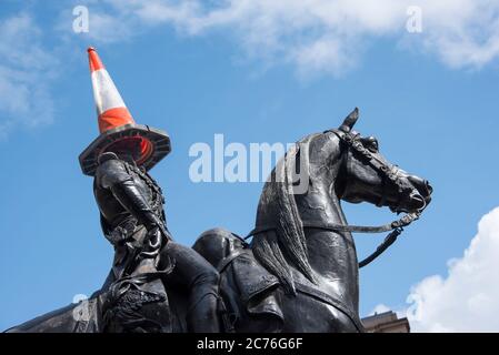 Reiterstatue des Herzogs von Wellington, geschmückt mit Verkehrskegel, Glasgow, Schottland Stockfoto