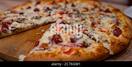 Pizza. Köstliche heiße Pizza auf dem Tisch im Café Stockfoto