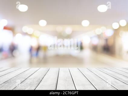 Abstrakt verwischen Einkaufszentrum Hintergrund und leere weiße Tabelle. Abstraktes Einkaufszentrum und Einzelhandel Store Interieur für Hintergrund mit Bokeh Licht. Stockfoto