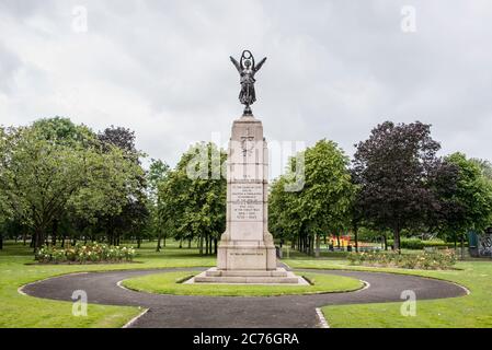 Partick & Whitinch war Memorial, freistehend auf dem Gelände des Victoria Park, Glasgow, Schottland Stockfoto