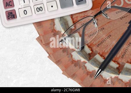 50 Kanadische Dollar Rechnungen Fächer und Rechner mit Brille und Stift. Geschäftskredit oder Steuerzahlung Saisonkonzept. Finanzplanung Stockfoto