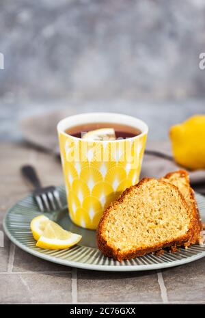 Zitronenkuchen und eine Tasse heißen schwarzen Tee Stockfoto