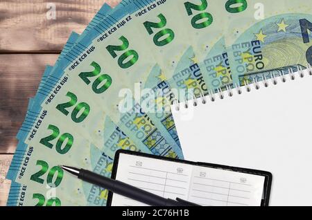 20 Euro Scheine Fächer und Notizblock mit Kontaktbuch und schwarzem Stift. Konzept der Finanzplanung und Geschäftsstrategie. Buchhaltung und Investitionen Stockfoto