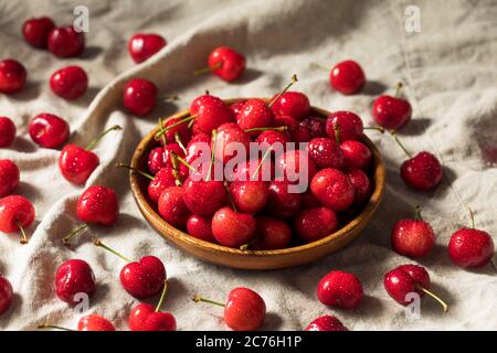 Rohe rote Bio Kirschen bereit zu Essen Stockfoto