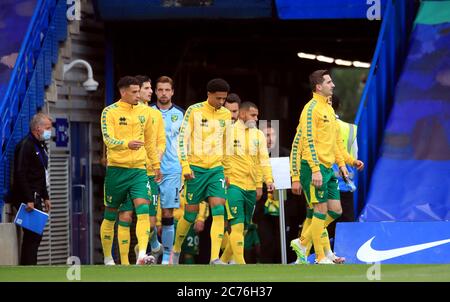 Norwich City machen sich während des Premier League-Spiels in Stamford Bridge, London, vom Eckeingang des Bodens aus auf den Platz. Stockfoto