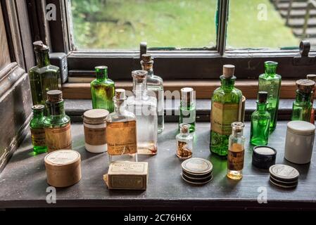 Fensterregal mit Sammlung von alten Medizin Flaschen und Behälter Stockfoto