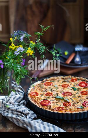 Köstliche hausgemachte Quiche lorraine mit Huhn, Tomaten, Pilzen und Käse Stockfoto