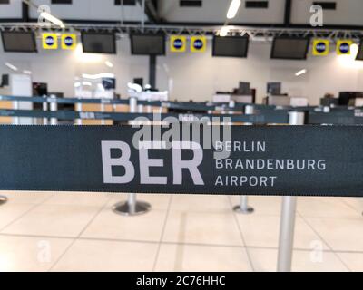 Sperrband für den Flughafen BER Berlin Brandenburg, das während der Coronavirus-Krise in Deutschland am Flughafen Schönefeld an den verlassenen Check-in-Schaltern eingesetzt wurde. Stockfoto