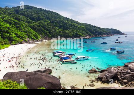 Aussichtspunkt der Similan Inseln, schöner weißer Sandstrand und türkisfarbenes Wasser der Andaman See, Phangnga, Thailand. Blick auf den schönen tropischen Strand Stockfoto