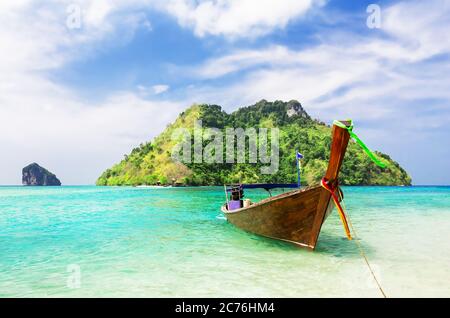 Thai traditionelle Holz Longtail Boot und schönen Sandstrand in der Provinz Krabi. Ao Nang, Thailand. Stockfoto