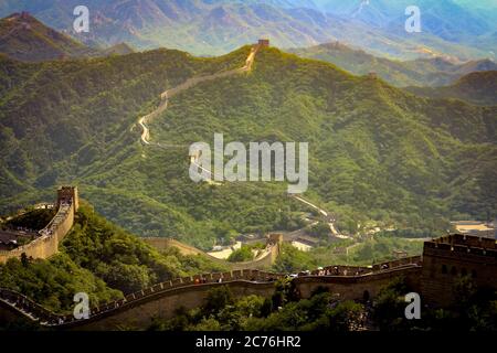 Die Chinesische Mauer in Badaling, Bezirk Yanqing, Gemeinde Peking, China, ist ein Wahrzeichen der Welt und eines der sieben Weltwunder. Stockfoto