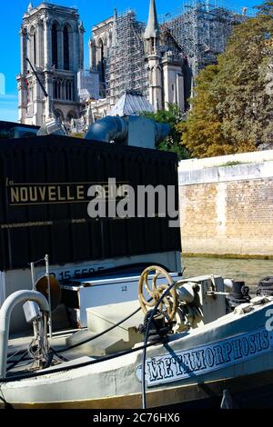 Auf einem Boot auf der seine vor der Feuerschadensanierungsstelle Notre Dame steht "Novelle seine" ("Neue seine") und "Metamorphose". Stockfoto