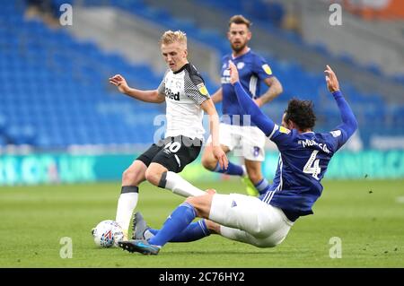 Louie Sibley von Derby County (links) und Sean Morrison von Cardiff City kämpfen während des Sky Bet Championship-Spiels im Cardiff City Stadium um den Ball. Stockfoto