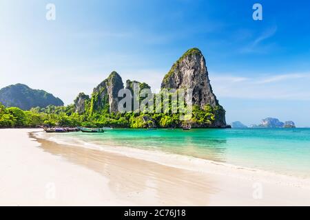 Thai traditionelle hölzerne Langschwanzboot und schönen Sand Railay Beach in Krabi Provinz. Ao Nang, Thailand. Stockfoto