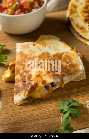 Hausgemachte vegetarische Quesadilla mit Käsebohnen und Pico Stockfoto