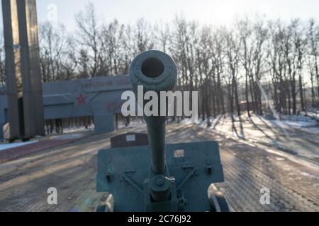 Panzerabwehrkanone im Militärpark. Alte Panzerabwehrkanone Denkmal auf Sockel am Wintertag im Militärpark montiert Stockfoto