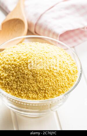 Trocknen Sie den gelben Couscous in der Schüssel. Stockfoto