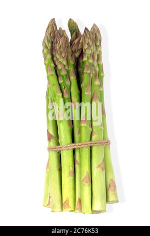Frischer grüner Spargel Bündel isoliert auf weißem Stockfoto
