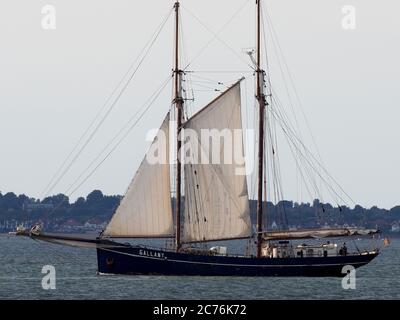 Sheerness, Kent, Großbritannien. Juli 2020. Umweltfreundliche holländische Schoner 'De Gallant', die Sheerness auf dem Weg nach Queenborough passiert. Das Schiff ist Teil eines 'Sail Cargo'-Projekts - eine umweltfreundliche und weitgehend CO2-neutrale Möglichkeit, ethisch / fair trade Fracht nach der traditionellen Methode eines Segelschiffs zu liefern. In Queenborough wurde ein Teil der Ladung auf die Thames-Segelbarge Dawn (Olivenöl, Kaffee, Schokolade, Wein, Meersalz und mehr) für den Transport nach Sittingbourne, Faversham und Whitstable übertragen. Quelle: James Bell/Alamy Live News Stockfoto