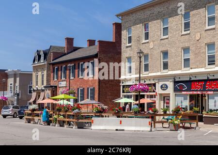 Restaurant Outdoor Patios in der West Street im Goderich Town Centre Ontario Canada, Patio auf dem Bürgersteig West Street Willy's Eatery Stockfoto