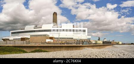 Aberthaw, Vale of Glamorgan, Wales - Juli 2020: Panoramablick auf das ehemalige Kohlekraftwerk in Aberthaw. Sie wurde im März 2020 geschlossen. Stockfoto