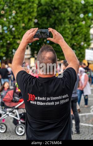 Teilnehmer einer Demonstration gegen die Corona-Maßnahmen, Maskenpflicht, mit Slogan aus dem politischen rechten Spektrum, etc., in Düsseldorf Deutschland, Stockfoto