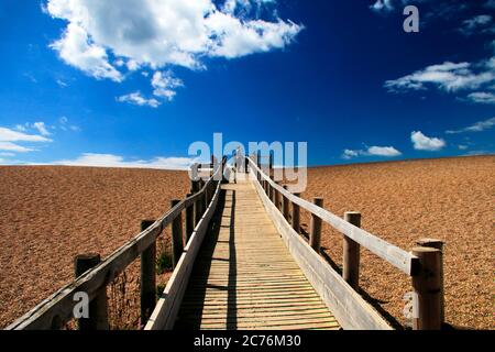 Menschen auf einer Promenade am Chesil Beach in der Nähe von Weymouth, Dorset Stockfoto