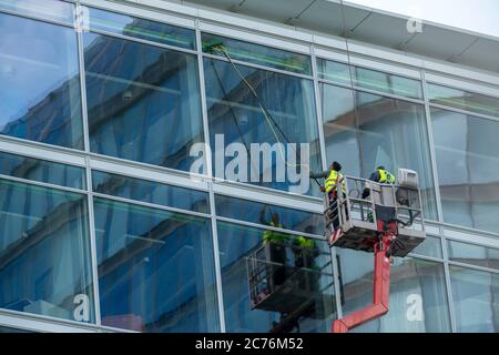 Fensterputzer, Gebäudeinstandhaltung, Fassadenreinigung, auf einer Hebebühne, in Düsseldorf, NRW, Deutschland, Stockfoto