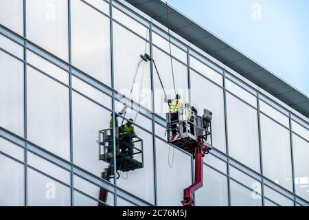 Fensterputzer, Gebäudeinstandhaltung, Fassadenreinigung, auf einer Hebebühne, in Düsseldorf, NRW, Deutschland, Stockfoto