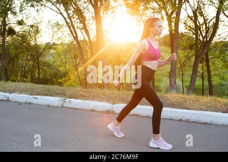 Nahaufnahme Fitness-Läufer Frau Joggen im Freien. Stockfoto